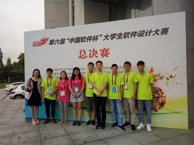 万象城官网学子和指导教师合影.jpg