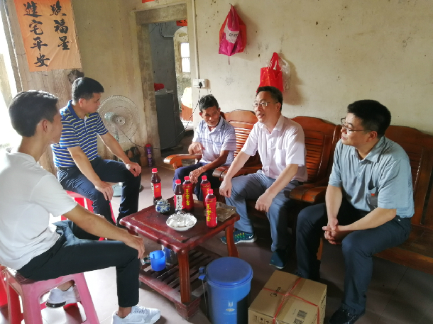彭书记和学生家长亲切交谈.jpg